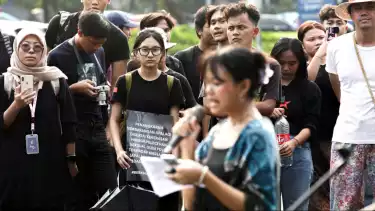 Berita Foto: Aksi Kamisan ke-881 Desak Pengusutan Kasus HAM dan Tolak Pelibatan Militer dalam Urusan Sipil