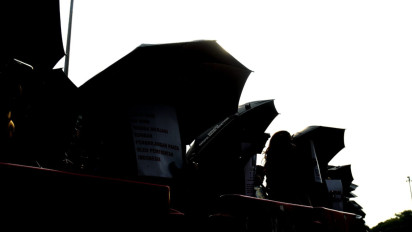 Berita Foto: Aksi Kamisan ke-881 Desak Pengusutan Kasus HAM dan Tolak Pelibatan Militer dalam Urusan Sipil