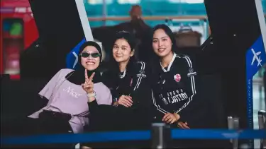 Megawati Hangestri bersama skuad Bank Jatim