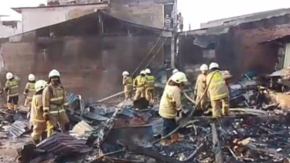 Kebakaran di Duren Sawit Jumat Pagi, Lapak Barang Bekas Dilalap Api