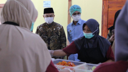 Pastikan Proses MBG Aman dan Higienis, Tamsil Linrung Tinjau SPPG di Bantul