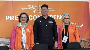 Ketua Umum Federasi Gimnastik Indonesia Ita Yuliati (kanan) bersama Ketua Umum Komite Olimpiade Indonesia (NOC Indonesia) Raja Sapta Oktohari (tengah)