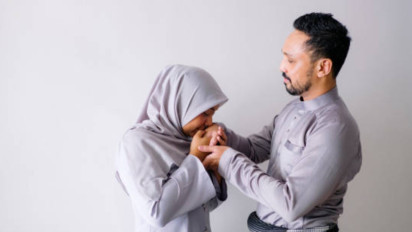 Memangnya Boleh, Suami Diam-diam Kirim Uang ke Orang Tua Tanpa Izin Istri? Ustadz Khalid Basalamah Sebut Kalau itu Hukumnya Begini