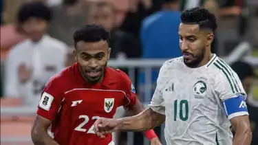Pemain Timnas Indonesia Yakob Sayuri (kiri) saat hadapi Arab Saudi