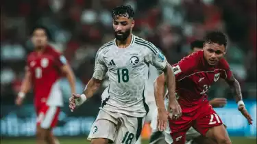 Pemain Timnas Indonesia Dean James (kanan) berduel dengan penggawa Arab Saudi