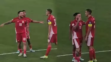 Momen Jay Idzes mendapat arahan dari Marc Klok dan Beckham Putra di pertandingan Timnas Indonesia vs Arab Saudi.