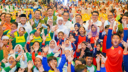 Gubernur Khofifah Apresiasi Sinergi Lintas Elemen Lakukan Pemeriksaan dan Bagikan 1000 Kacamata Gratis di World Sight Day 2025