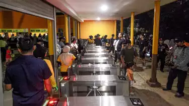 Melihat Antusias Warga Hari Pertama Jelajahi Night at Ragunan Zoo, Rela Antre-Senang Saat Terobos Pintu Masuk