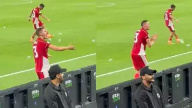 Gestur Jay Idzes, kapten Timnas Indonesia yang meminta suporter berhenti melemparkan botol air minum ke dalam lapangan