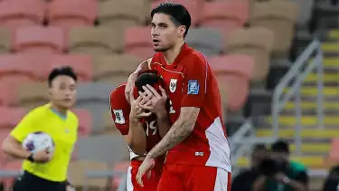 Pemain Timnas Indonesia Kevin Diks dan Thom Haye di laga kontra Irak