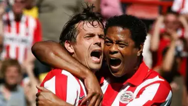 Phillip Cocu bersama Patrick Kluivert saat bermain untuk PSV