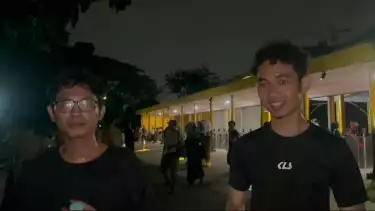 Kiki (kiri) dan Raihan (kanan) saat mengunjungi Ragunan pada malam hari, pada Sabtu (11/10/2025)