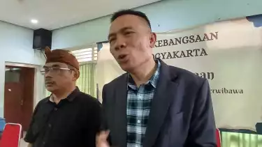 Rismon Hasiholan Sianipar (kanan) menanggapi pertemuan Presiden Ketujuh, Joko Widodo (Jokowi) dengan Presiden terpilih Prabowo Subianto di Kertanegara, Jakarta Selatan pada Sabtu (4/10/2025) lalu kepada awak media