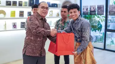 Dukungan terhadap pengembangan industri parfum lokal di Indonesia semakin kuat dengan kehadiran NOES, sebuah retail concept store pertama di Indonesia yang mempertemukan berbagai produsen parfum premium lokal.