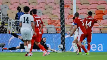 Aksi Maarten Paes dalam laga Timnas Indonesia vs Irak