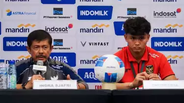 Pelatih Timnas Indonesia U-23 Indra Sjafri dan Hokky Caraka