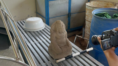 Diduga Arca Dewa dan Batu Bata Kuno yang Berserakan, Ditemukan Penggali Kubur di Mojokerto