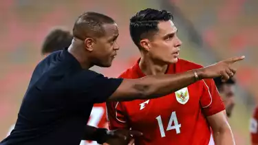 Pelatih Timnas Indonesia Patrick Kluivert dengan pemain natruralisasi Joey Pelupessy