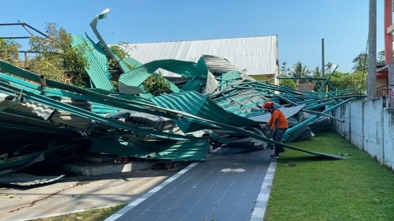 Atap Stadion Gelora Penataran Blitar Rungkad Diterjang Angin Puting Beliung
            - galeri foto