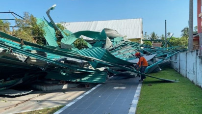 Atap Stadion Gelora Penataran Blitar Rungkad Diterjang Angin Puting Beliung