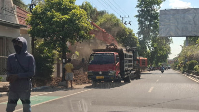 Proyek Pembongkaran Trotoar di Probolinggo Dikeluhkan Warga karena Debu Tebal