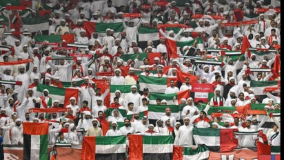 Suporter Uni Emirat Arab Lempar iPhone 17 Pro Max hingga Kunci Mobil ke Pemain Qatar, Beda dengan Fans Timnas Indonesia 