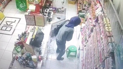 Pencuri Bobol Minimarket di Pantura Brebes Terekam CCTV, Ribuan Rokok Berbagai Merek Raib