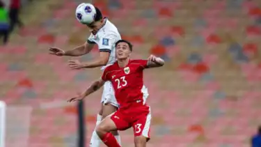 Pemain Timnas Indonesia Eliano Reinders saat berduel dengan bintang Irak