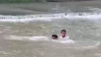 Aksi Nekat Demi Konten Viral, Dua Pelajar di Kabupaten Tegal Hanyut Setelah Terjun dari Jembatan