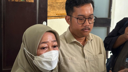 Hadiri Sidang Perdana Gugatan Praperadilan di PN Jaksel, Ibu Delpedro: Mereka yang Mendzalimi Anak Saya, Akan Saya Tuntut Sampai Akhirat