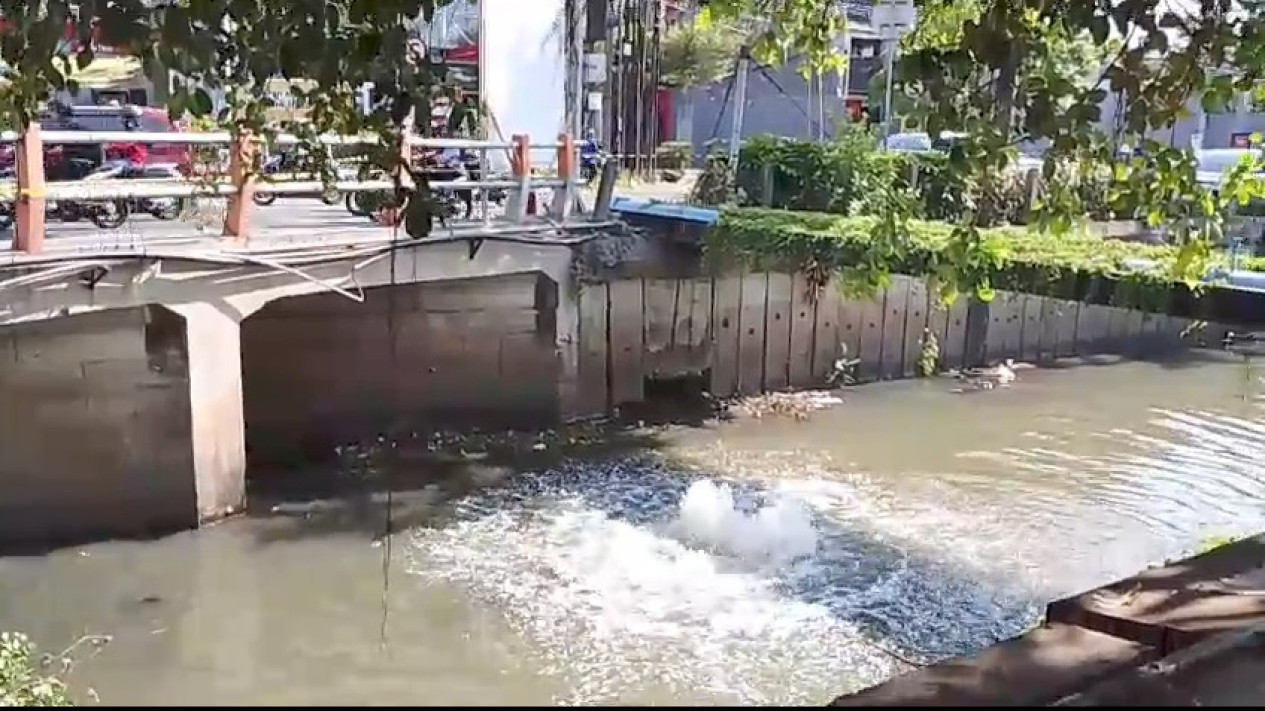 Semburan Gas di Sungai Rungkut Resahkan Warga, Baunya Menyengat
            - galeri foto