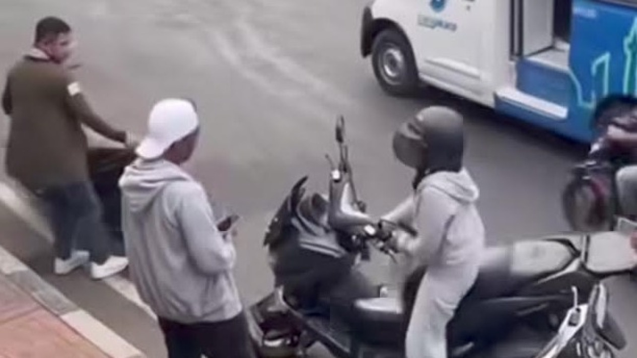 Aksi Sekelompok Pria Diduga Debt Collector Viral di Cengkareng, Warganet Geram Gaya Premanisme
            - galeri foto