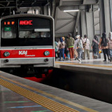 Viral Pria Nekat Lompat ke Rel saat KRL Masuk Stasiun Tanah Abang, Untungnya Masinis Langsung Sigap Rem Mendadak