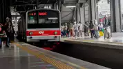 Viral Pria Nekat Lompat ke Rel saat KRL Masuk Stasiun Tanah Abang, Untungnya Masinis Langsung Sigap Rem Mendadak