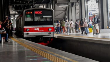 Viral Pria Nekat Lompat ke Rel saat KRL Masuk Stasiun Tanah Abang, Untungnya Masinis Langsung Sigap Rem Mendadak
