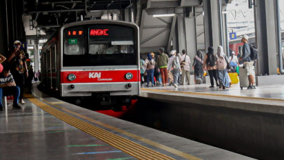 Viral Pria Nekat Lompat ke Rel saat KRL Masuk Stasiun Tanah Abang, Untungnya Masinis Langsung Sigap Rem Mendadak