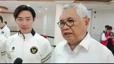 Pelatih Tim Akuatik Indonesia, Felix C Susanto bersama Sekjen PB Akuatik Indonesia, Ali Patiwiri
