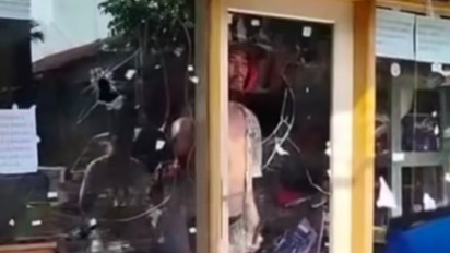 Diduga ODGJ, Ayah di Pasar Rebo Jaktim Sandera Dua Anaknya di Dalam Ruko, Damkar Turun Tangan