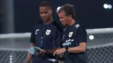 Patrick Kluivert dan asistennya Alex Pastoor sewaktu melatih Timnas Indonesia