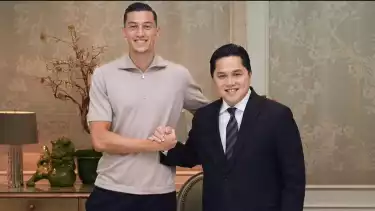 Kapten Timnas Indonesia Jay Idzes dan Ketum PSSI Erick Thohir