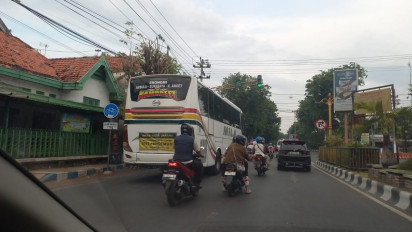 Bus Umum Kerap Terobos Rambu di Probolinggo, Warga Minta Penertiban Tegas