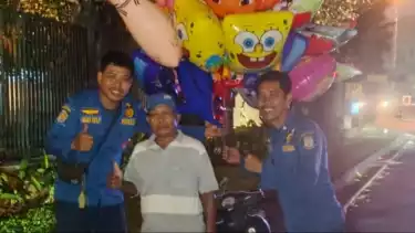 Kesulitan Tak Bisa Berdagang, Damkar Kota Tangsel Evakuasi Puluhan Balon  Tersangkut di Pohon Setinggi 10 Meter