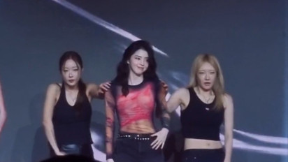 Han So Hee Tunjukkan Kemampuan Menari di Fanmeeting, Ungkap Latihan Setahun demi Penampilan Spesial