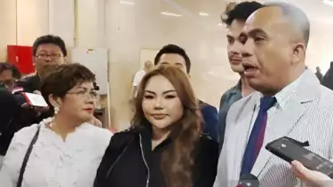 Selebgram Lisa Mariana (tengah) bersama kedua kuasa hukumnya