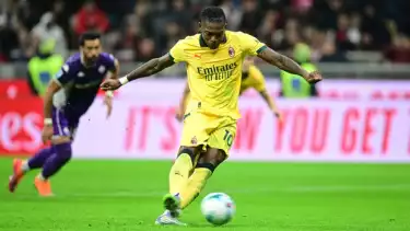 Pemain AC Milan Rafael Leao mencetak gol ke gawang Fiorentina