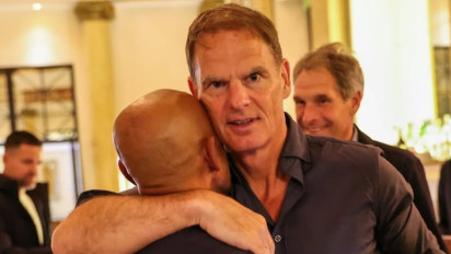 Tiba-tiba Kepala Pencari Bakat Timnas Indonesia Simon Tahamata Peluk Frank de Boer, Calon Pelatih Baru Pengganti Patrcik Kluivert?