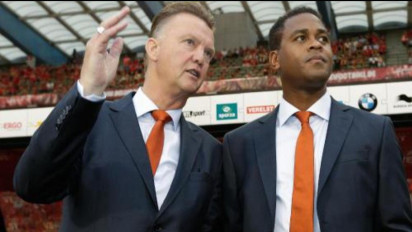 Media Belanda Bongkar Rencana Besar Louis van Gaal, hingga Simon Tahamata Peluk Frank de Boer, Sinyal Pelatih Baru Timnas Indonesia?