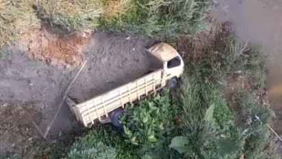 Truk Muatan Pasir Terjun ke Jurang Sedalam 20 Meter di Tangerang, Begini Kondisi Sopirnya