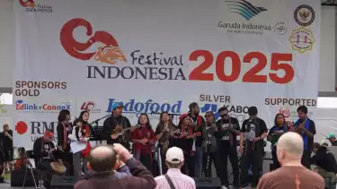 Ratusan warga lokal dan diaspora Indonesia di Melbourne ramai-ramai melakukan flash mob yang diiringi lagu tradisional khas Palembang ‘Cuk Mak Ilang’ dalam kemeriahan Outdoor FI 2025 yang digelar di Melbourne