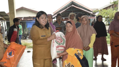 Gelombang Pasang Terjang Hajoran, Dinsos Tapteng Salurkan 16 Paket Bantuan Pangan